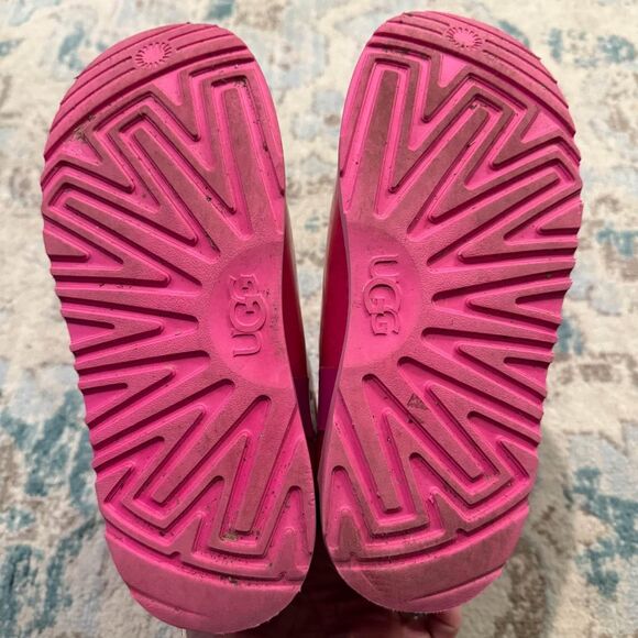 UGG Classic Clear Mini Boot in Hot Pink (Dragon Fruit) Girls Size 5 - Picture 9 of 10